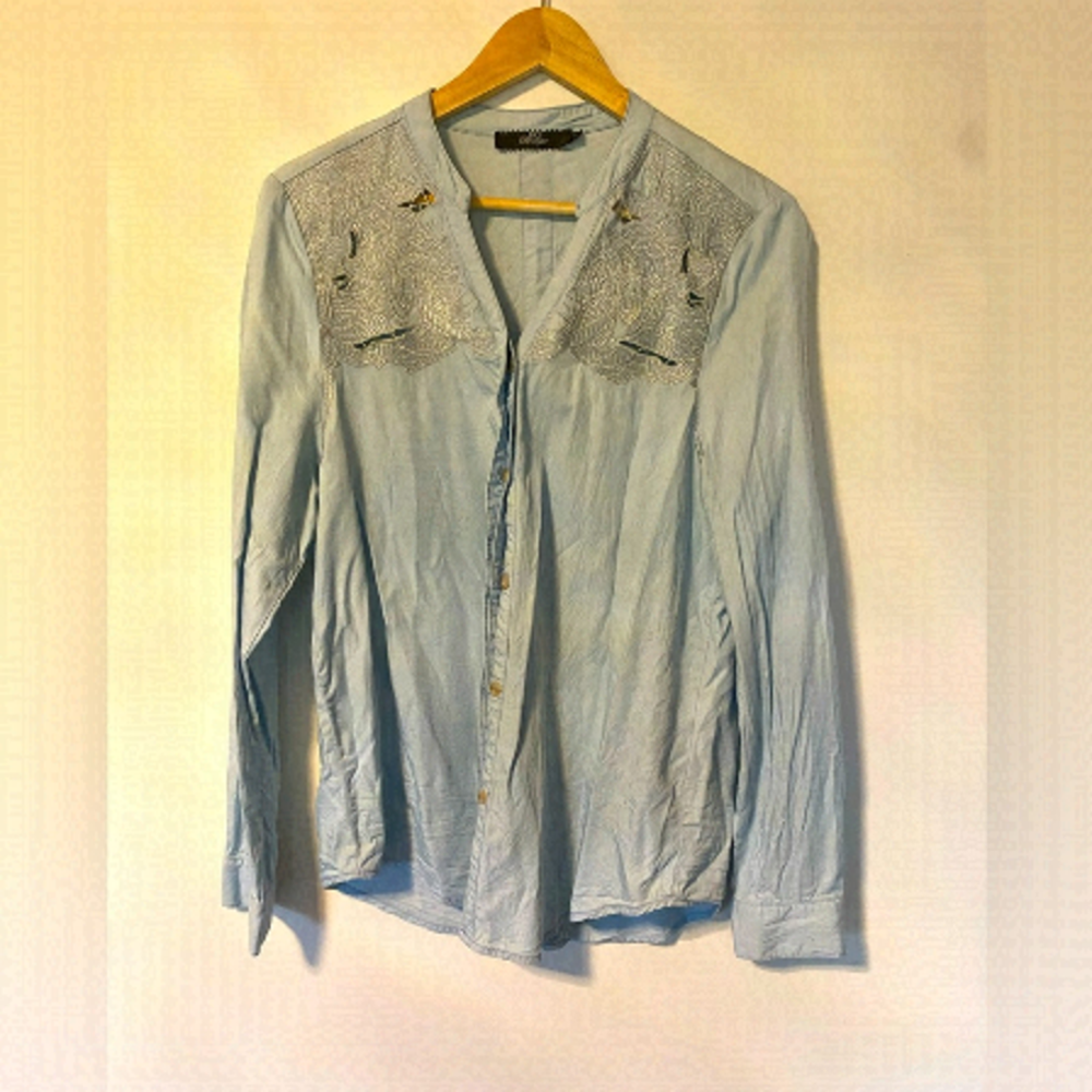 BKE BOUTIQUE Metallic Embroidered Shirt Button Up Down Silver Blue Denim Medium